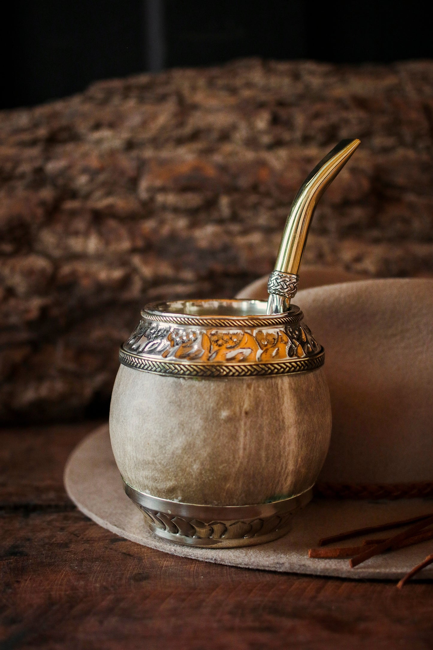 Torpedo criollo de cuero, bronce y alpaca con Bombilla