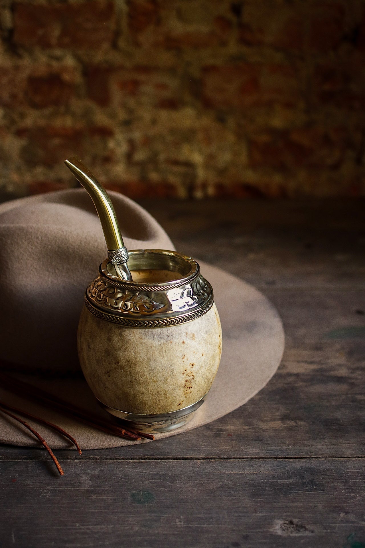 Torpedo criollo de cuero, bronce y alpaca con Bombilla