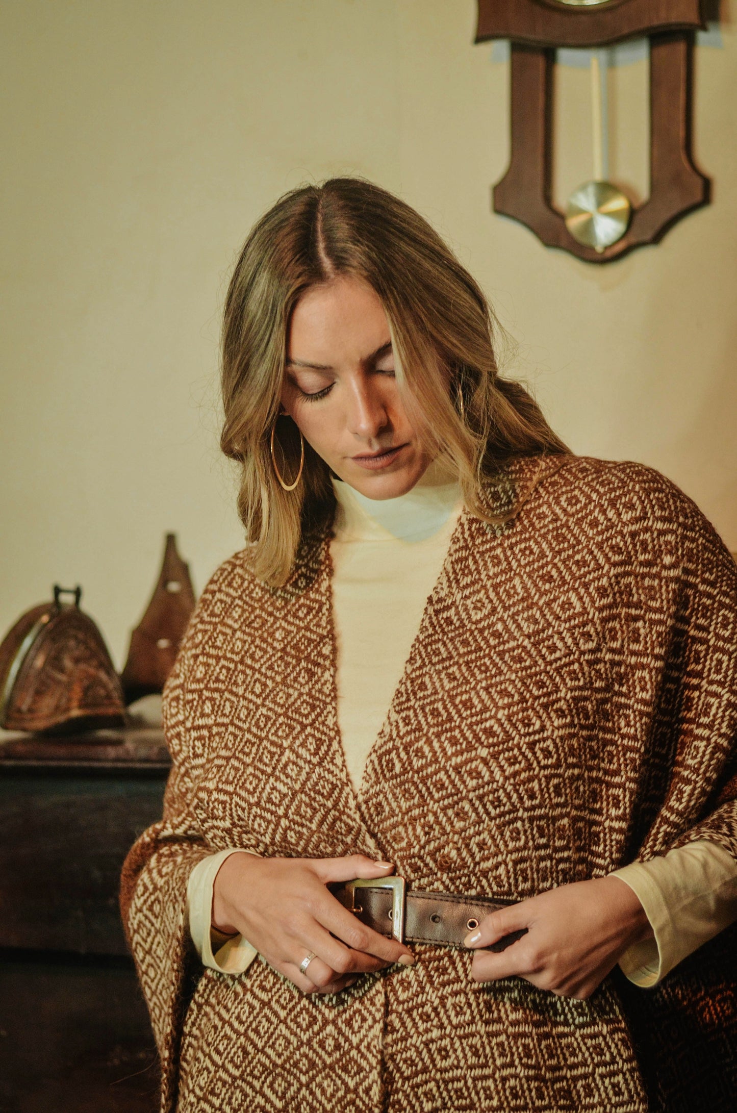 Ruana "Paraná" Hilos Llama Baby en Telar
