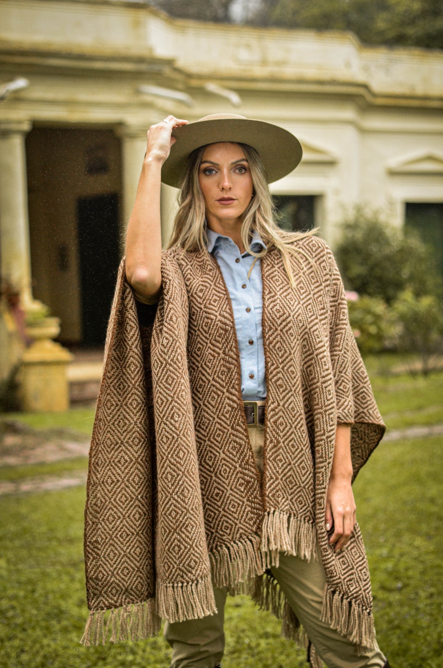 Ruana "Costa Paz" Hilos Llama Baby en Telar