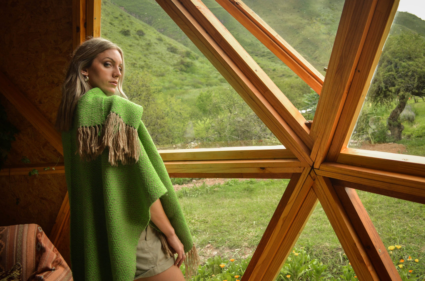 Ruana "Pasacana" Hilos Llama Baby en Telar