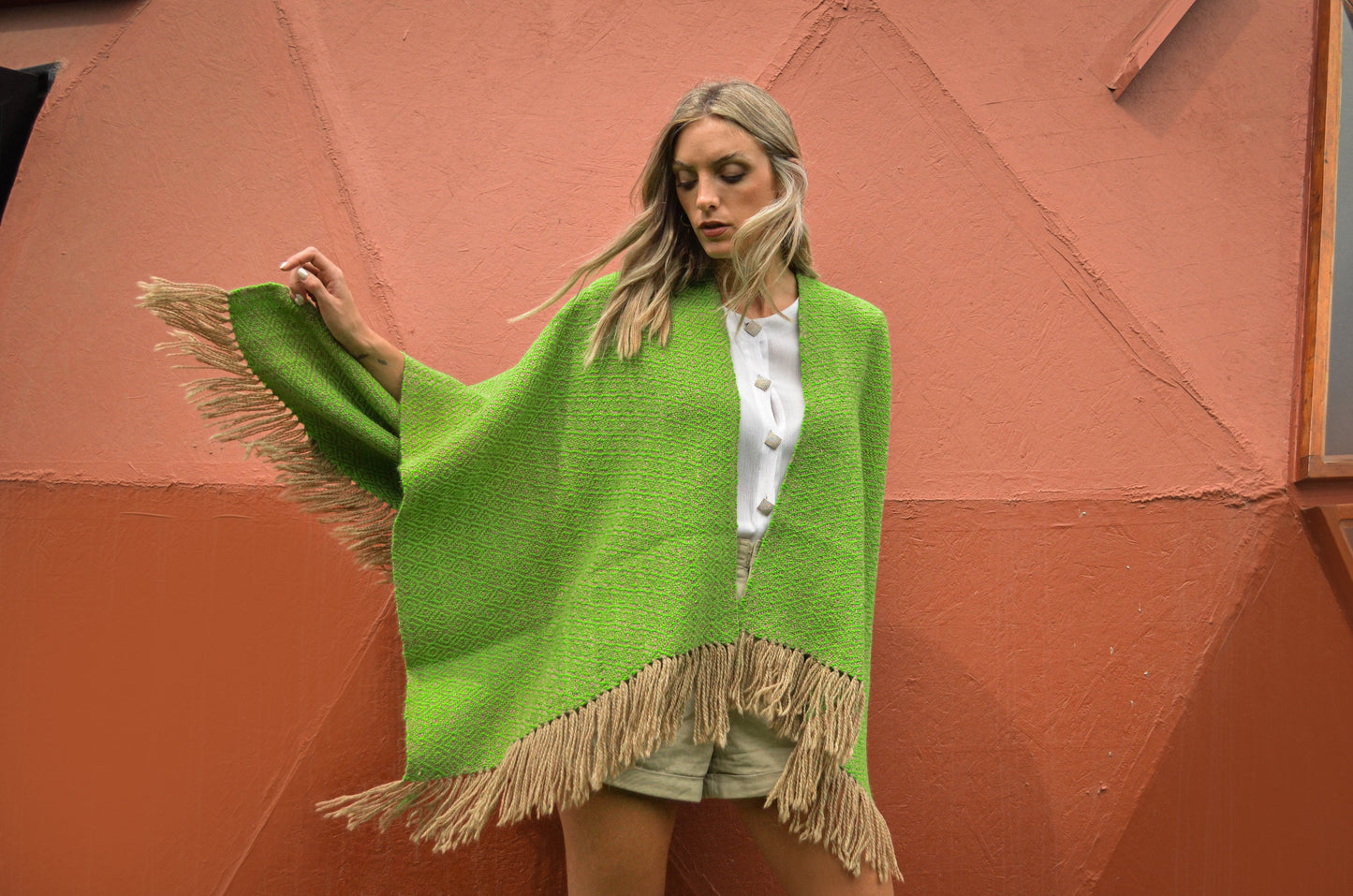 Ruana "Pasacana" Hilos Llama Baby en Telar