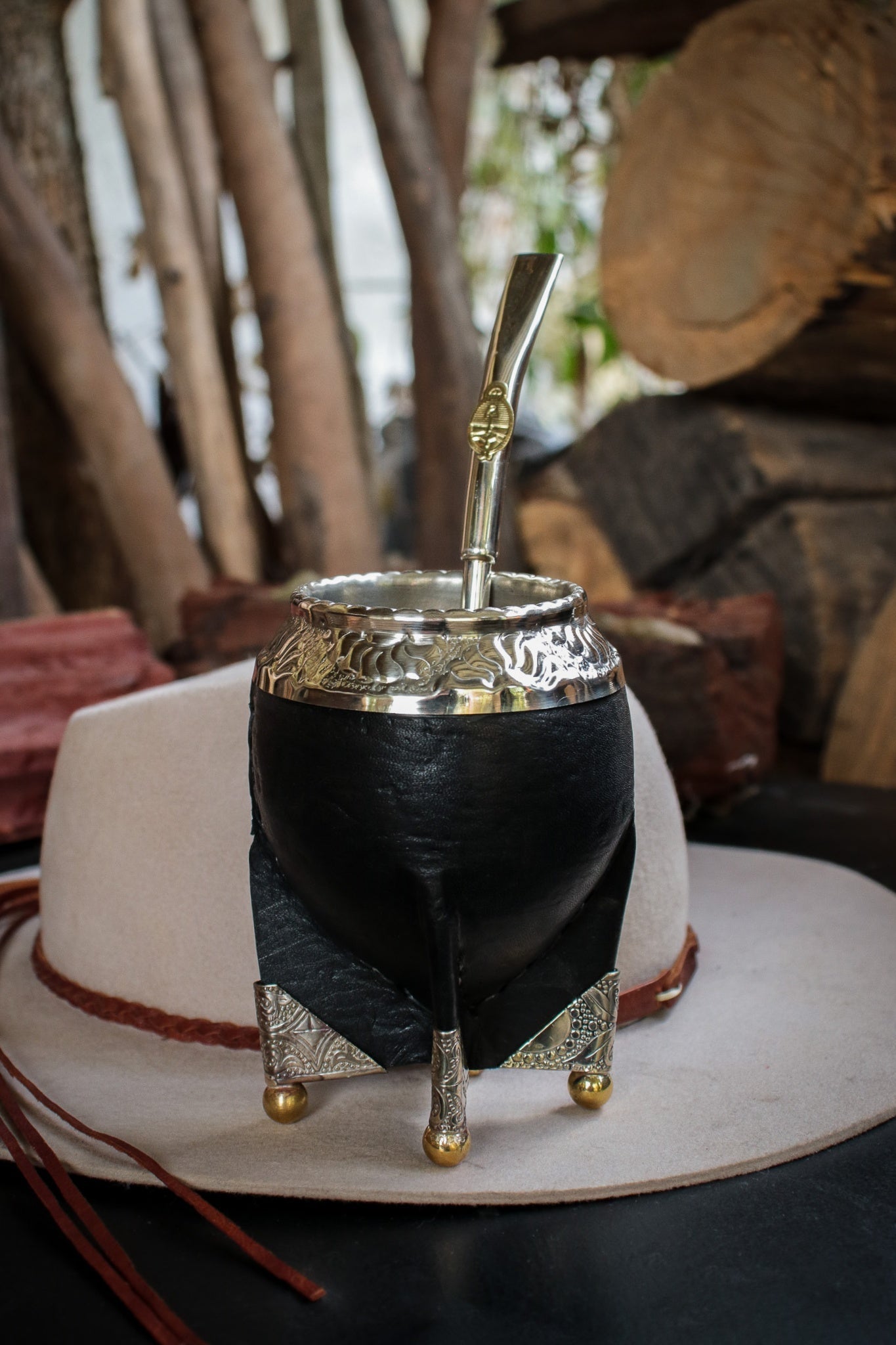 Imperial Cuero y Base de Alpaca con Bombilla Escudo
