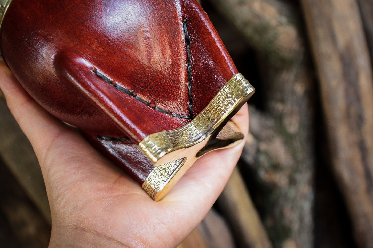 Imperial Cuero cincelado en Bronce con Bombilla