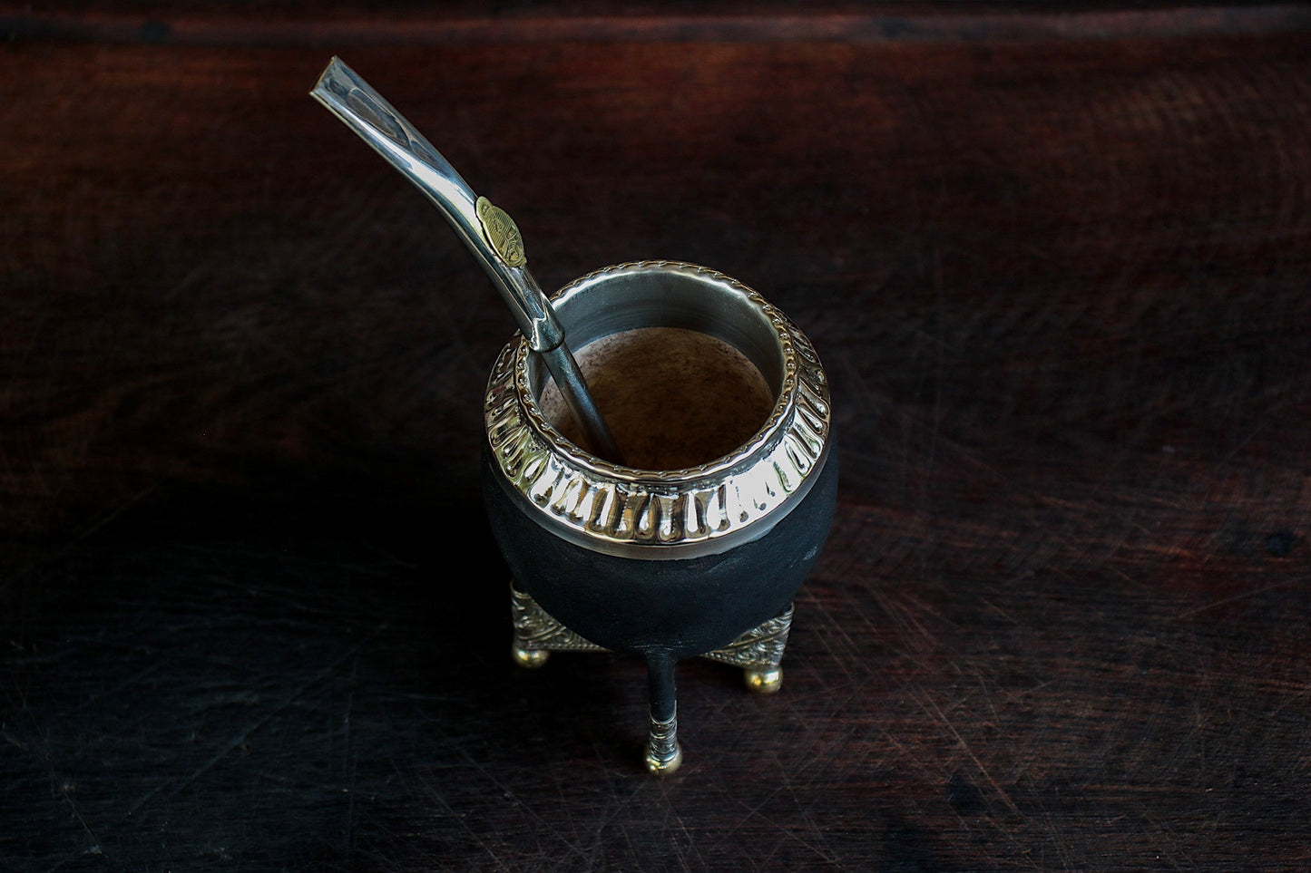 Mate de Cuero y Alpaca con Bombilla Escudo