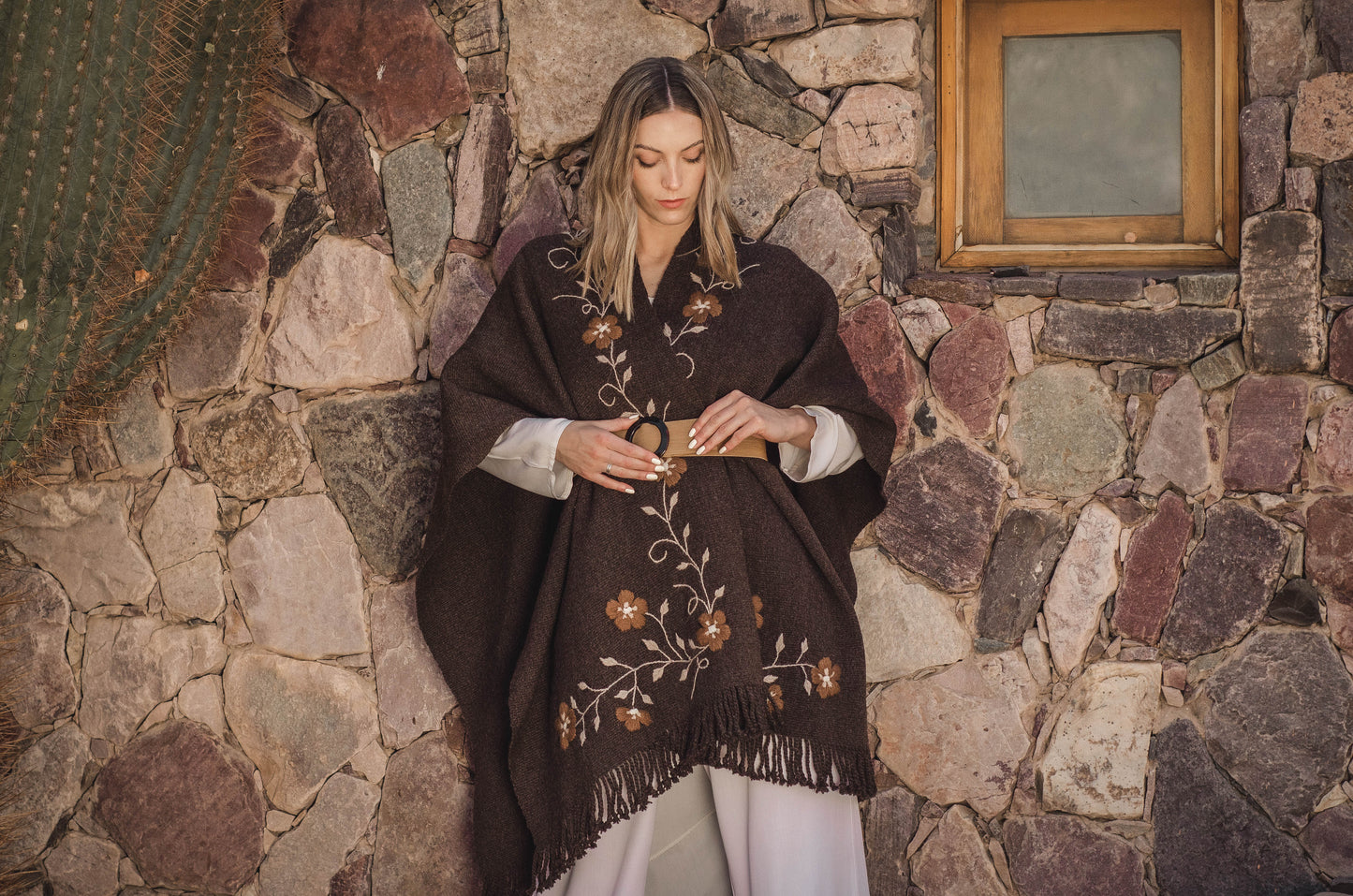 Ruana Bordada "Toscana" en Telar Criollo