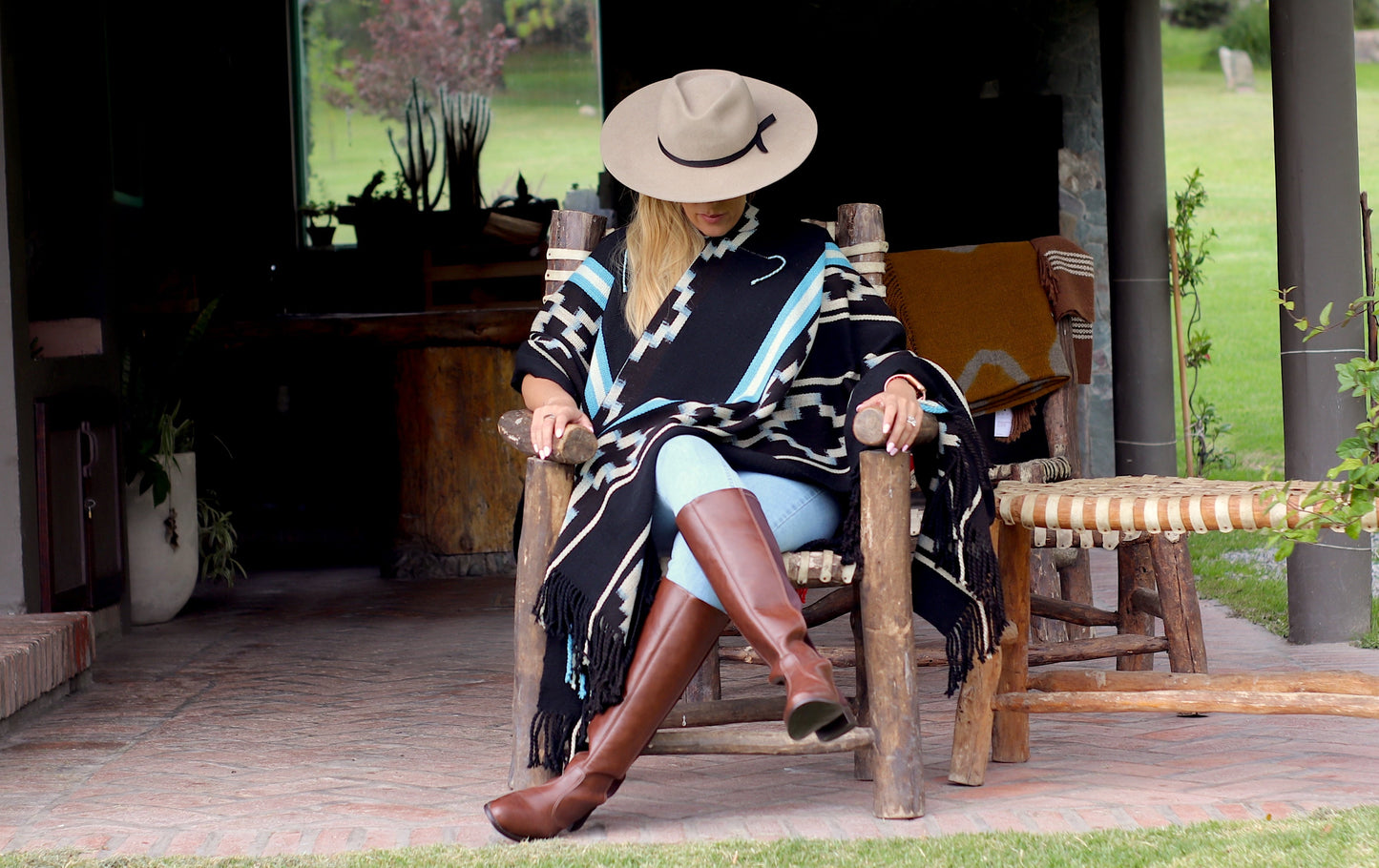 Poncho "Saenz Peña" Obra en Telar Criollo