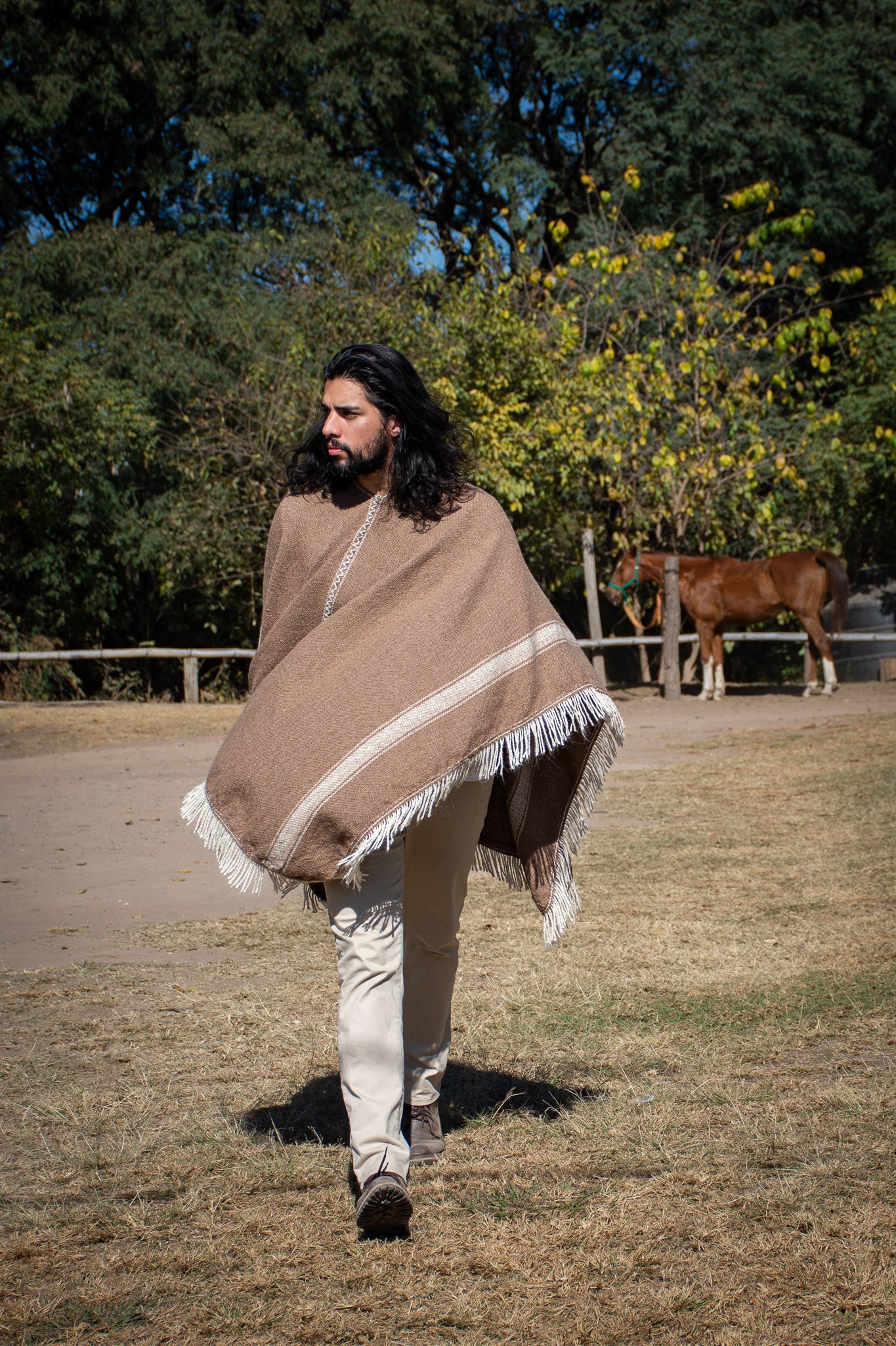 Poncho "Éxodo" de Hilos de Oveja