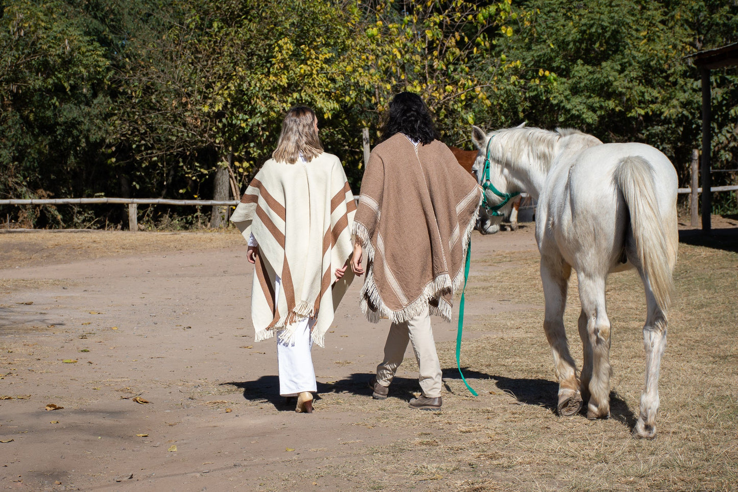 Poncho "Éxodo" de Hilos de Oveja