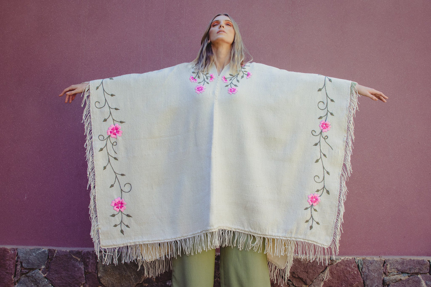 Poncho Bordado "Ana Victoria" en Telar Criollo