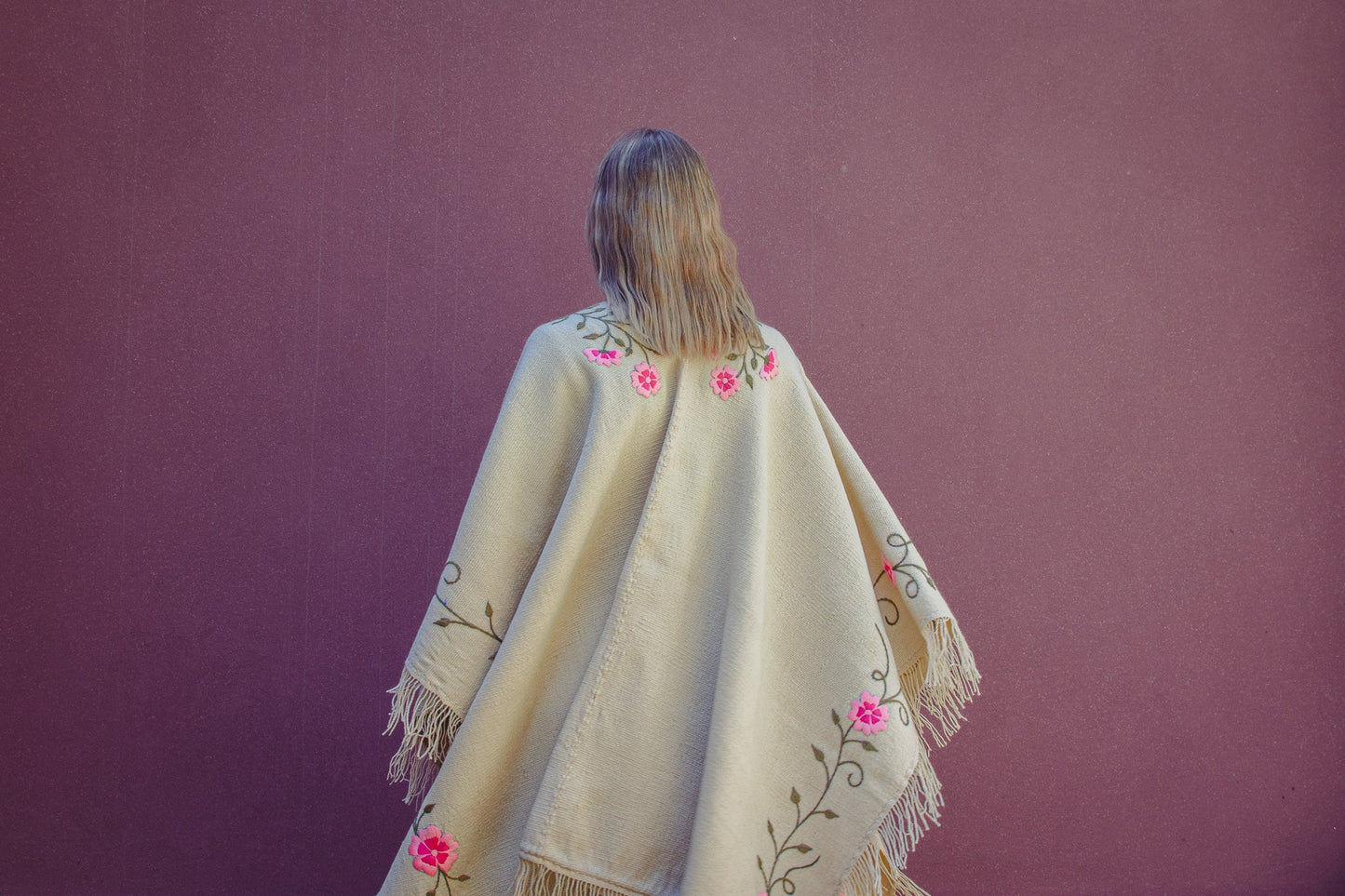 Poncho Bordado "Ana Victoria" en Telar Criollo