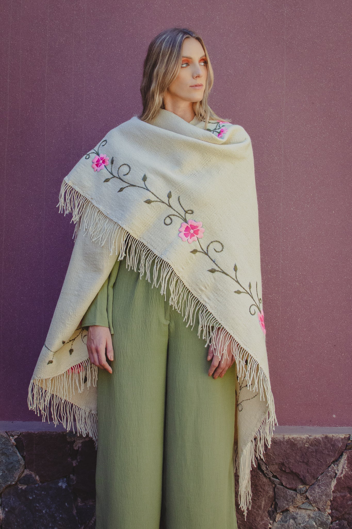 Poncho Bordado "Ana Victoria" en Telar Criollo