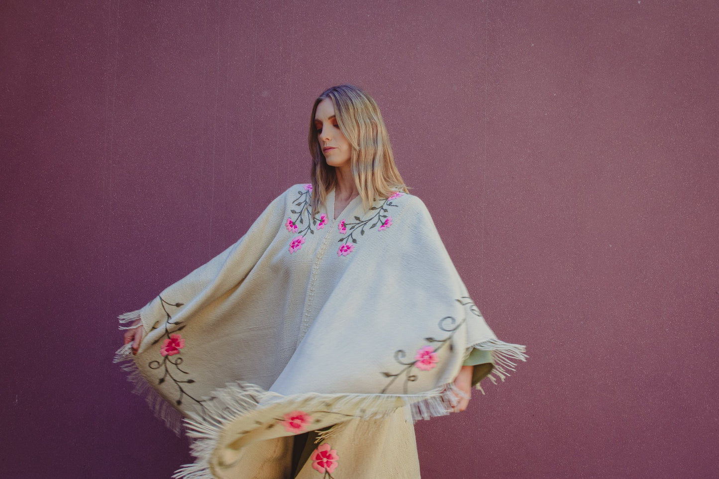Poncho Bordado "Ana Victoria" en Telar Criollo
