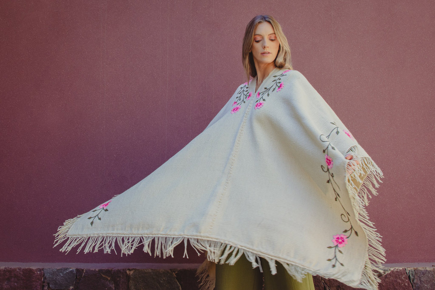 Poncho Bordado "Ana Victoria" en Telar Criollo