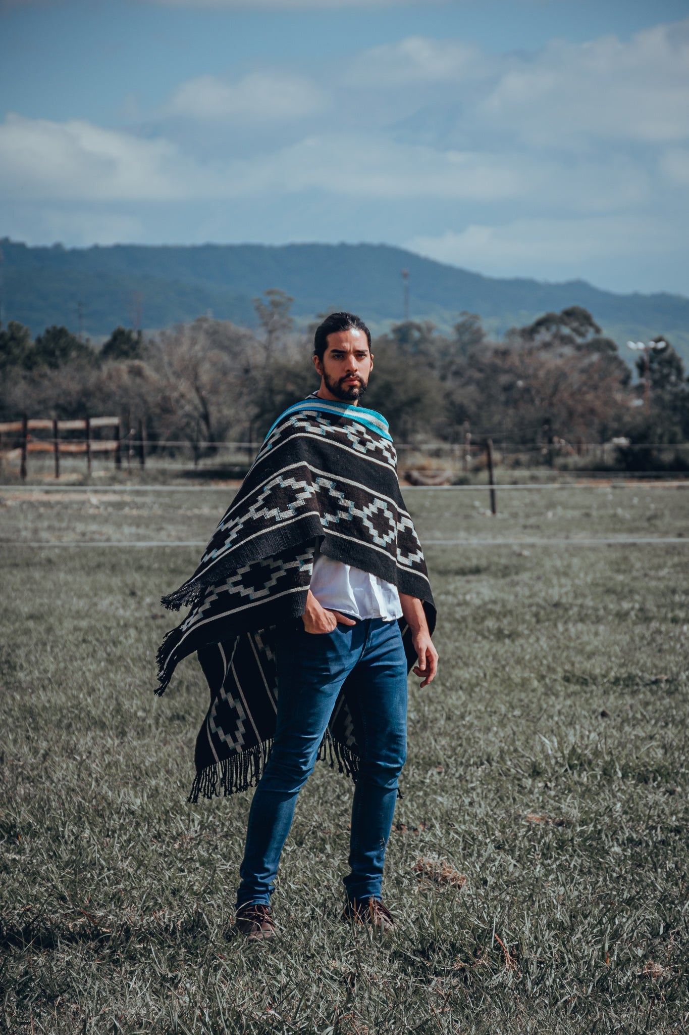 Poncho "Saenz Peña" Obra en Telar Criollo