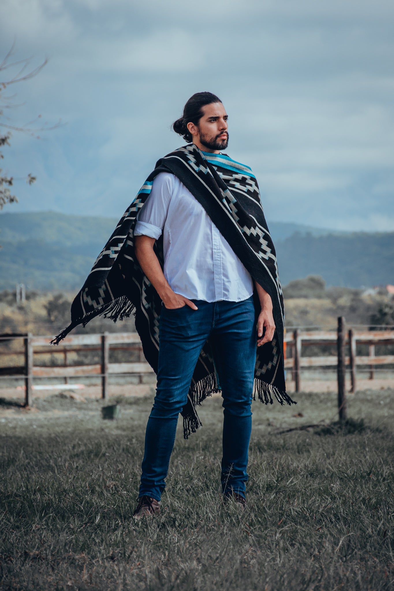 Poncho "Saenz Peña" Obra en Telar Criollo