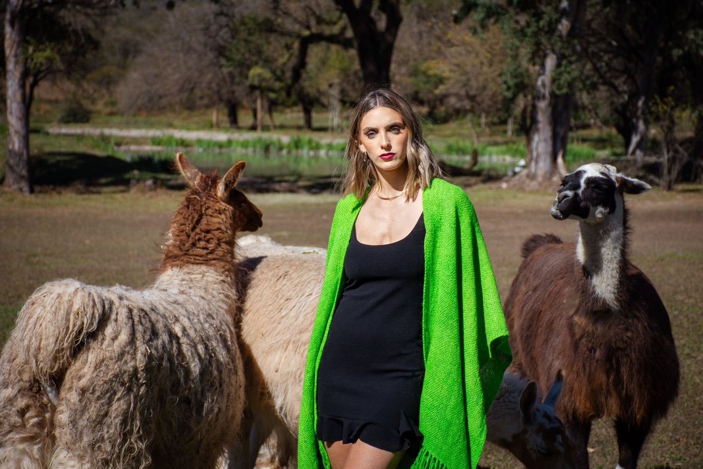 Ruana "Amancay" Hilos Llama Baby en Telar