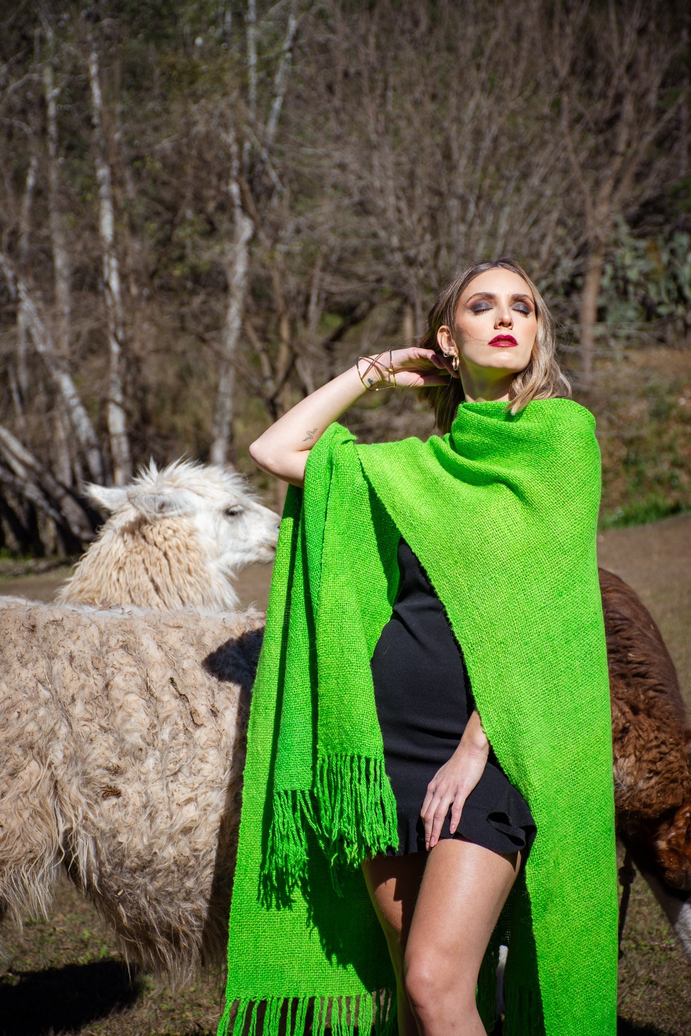 Ruana "Amancay" Hilos Llama Baby en Telar