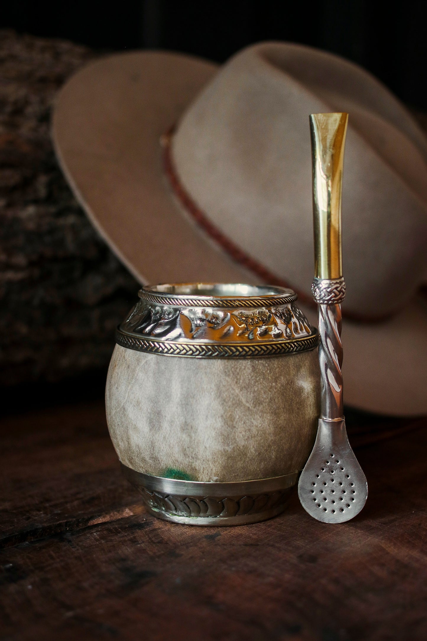 Torpedo criollo de cuero, bronce y alpaca con Bombilla