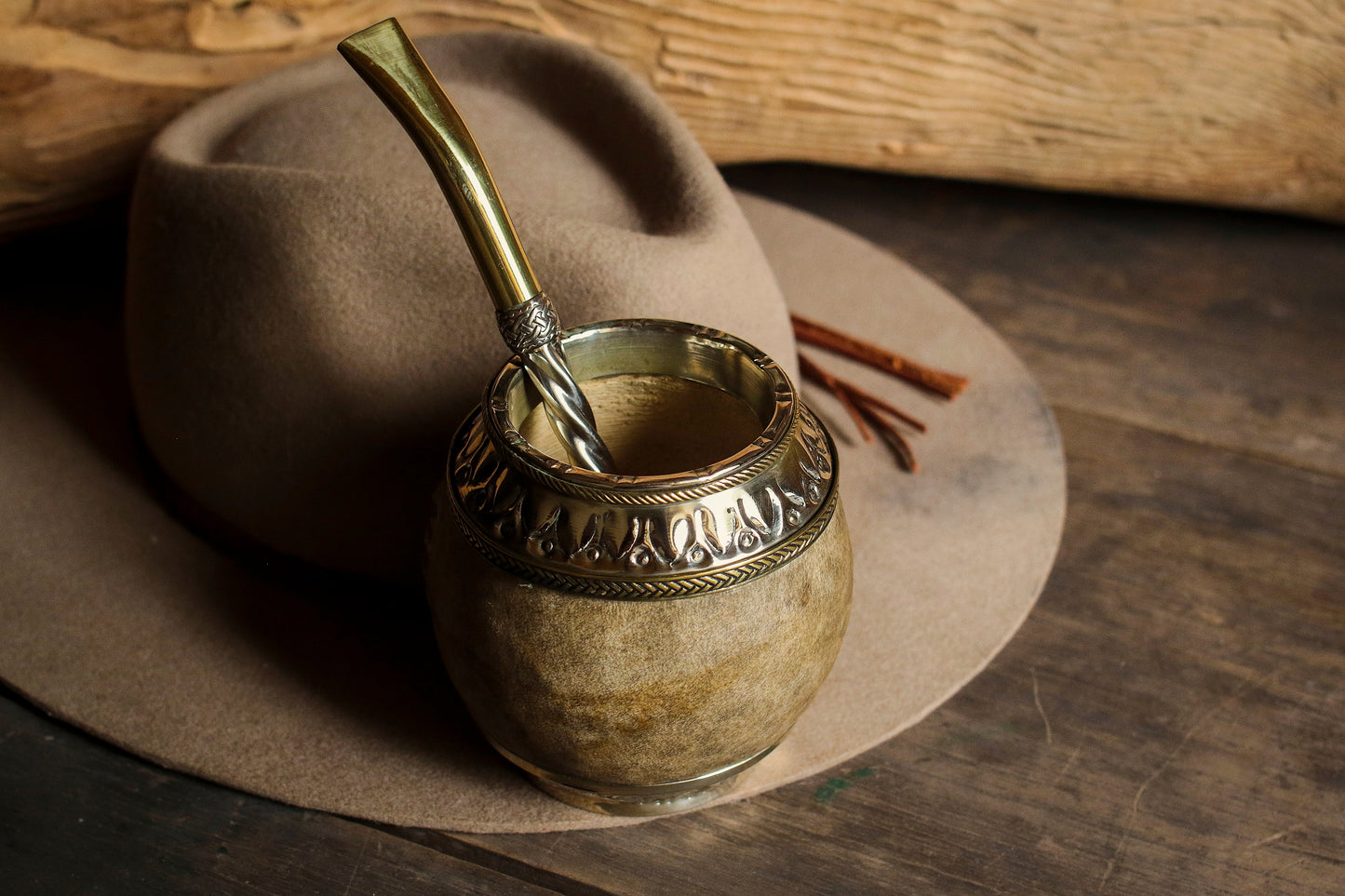 Torpedo criollo de cuero, bronce y alpaca con Bombilla