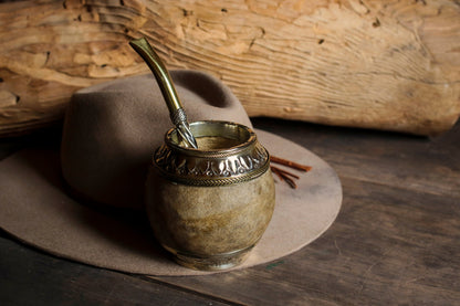 Torpedo criollo de cuero, bronce y alpaca con Bombilla