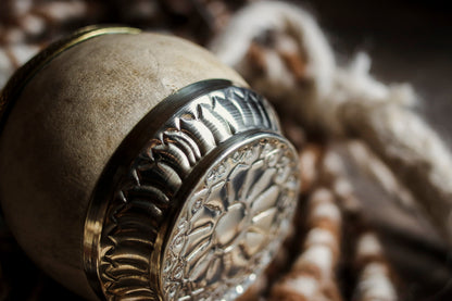 Mate criollo de cuero, bronce y alpaca con Bombilla