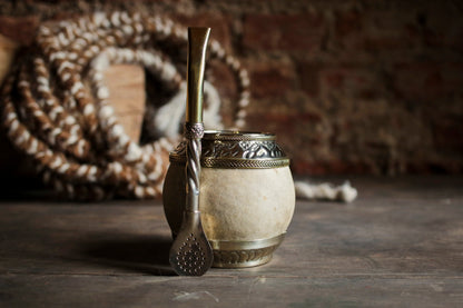 Mate criollo de cuero, bronce y alpaca con Bombilla