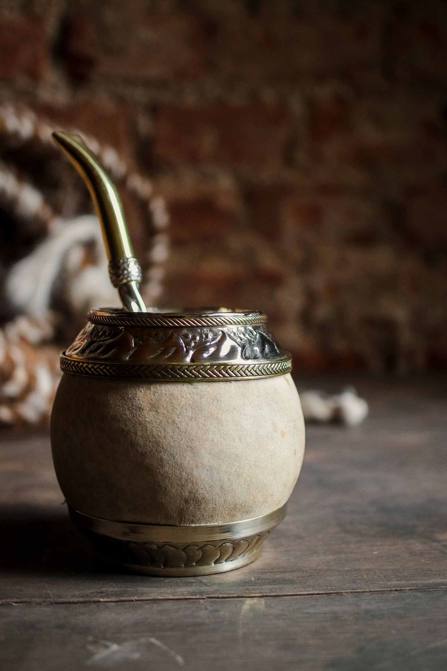 Mate criollo de cuero, bronce y alpaca con Bombilla