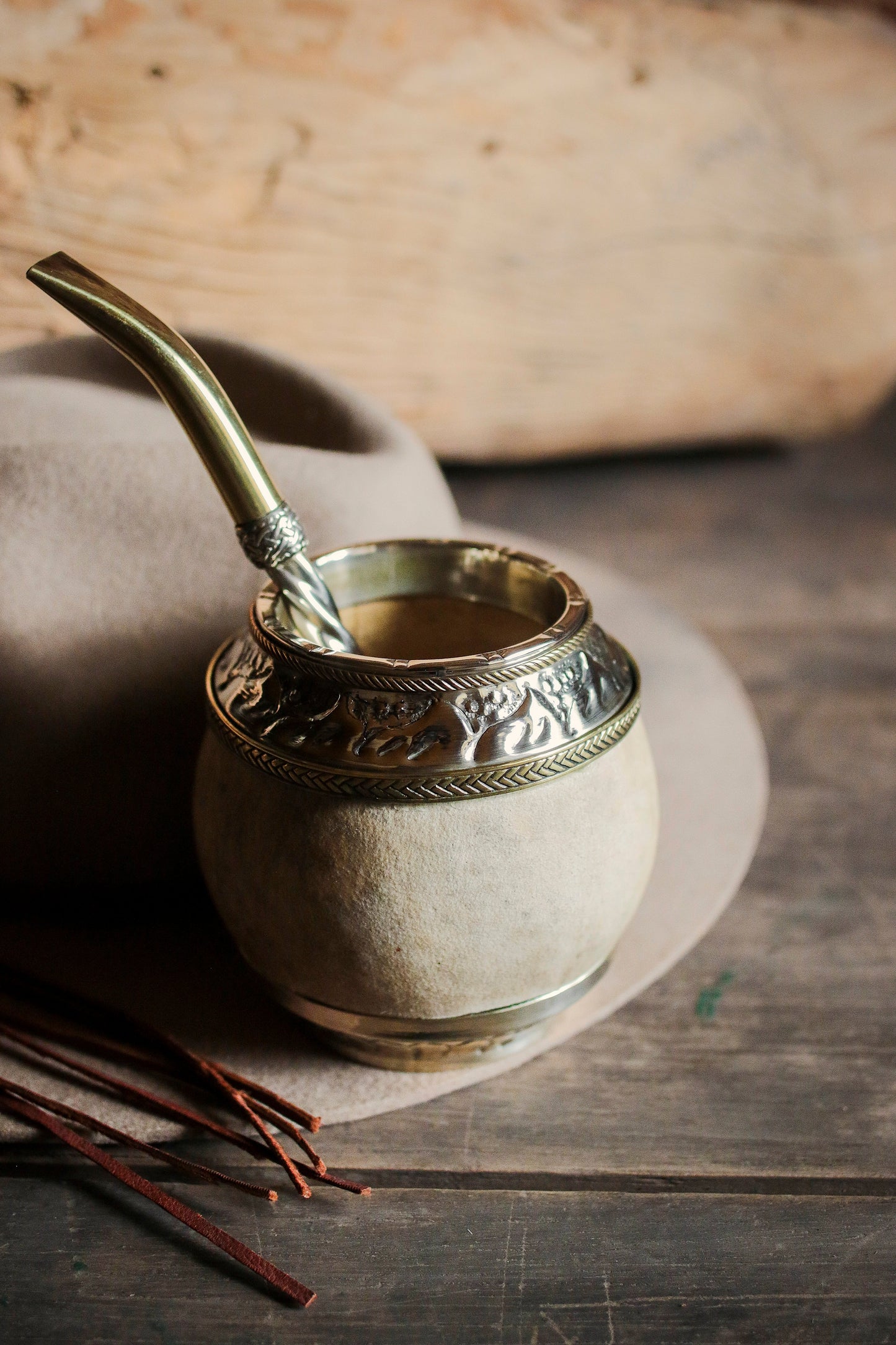 Mate criollo de cuero, bronce y alpaca con Bombilla