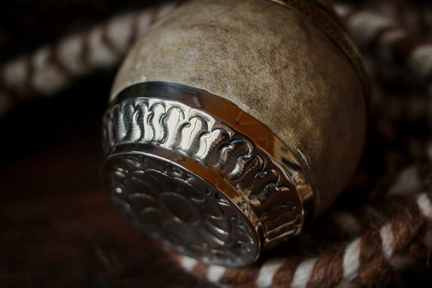 Torpedo criollo de cuero, bronce y alpaca con Bombilla