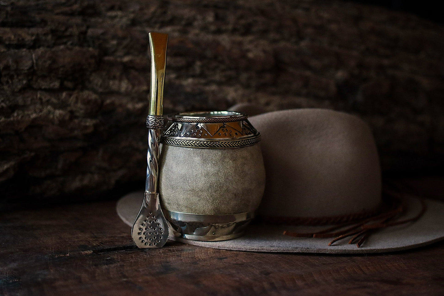 Torpedo criollo de cuero, bronce y alpaca con Bombilla