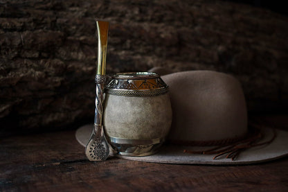 Torpedo criollo de cuero, bronce y alpaca con Bombilla