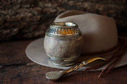 Torpedo criollo de cuero, bronce y alpaca con Bombilla