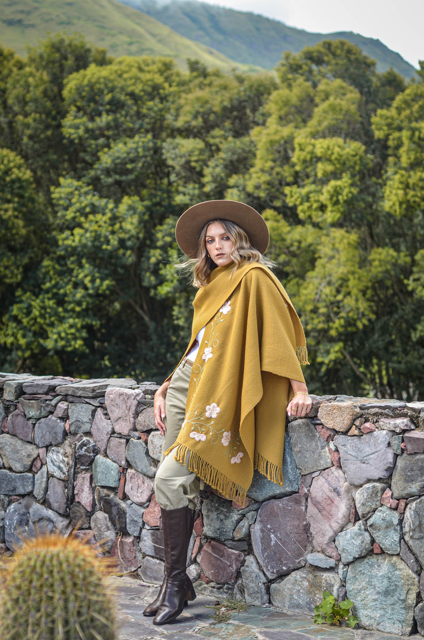 Ruana Bordada "Iriarte" en Telar Criollo