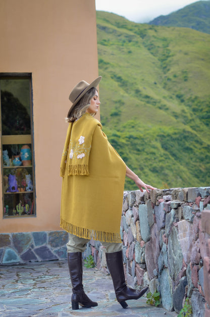 Ruana Bordada "Iriarte" en Telar Criollo