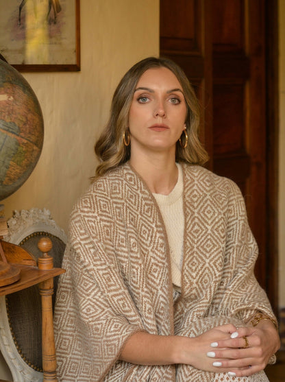 Ruana "Iriarte" Hilos Llama Baby en Telar
