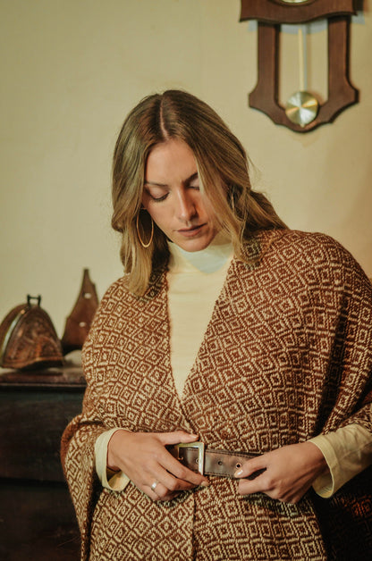 Ruana "Paraná" Hilos Llama Baby en Telar