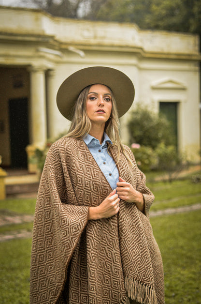 Ruana "Costa Paz" Hilos Llama Baby en Telar