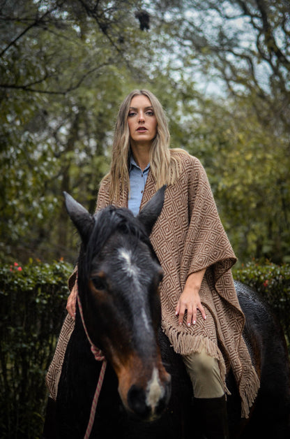 Ruana "Costa Paz" Hilos Llama Baby en Telar