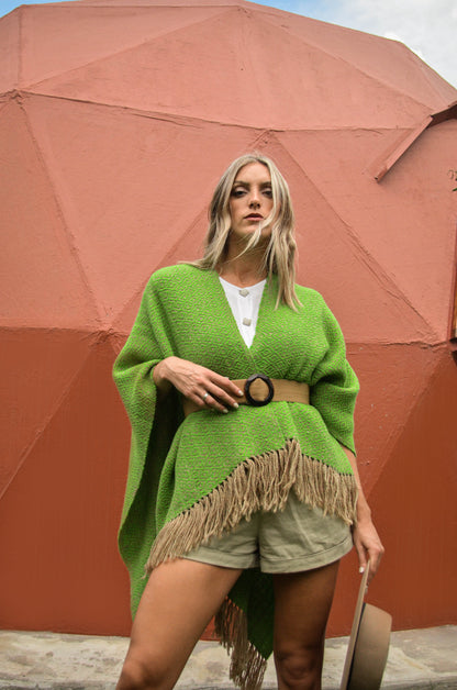 Ruana "Pasacana" Hilos Llama Baby en Telar