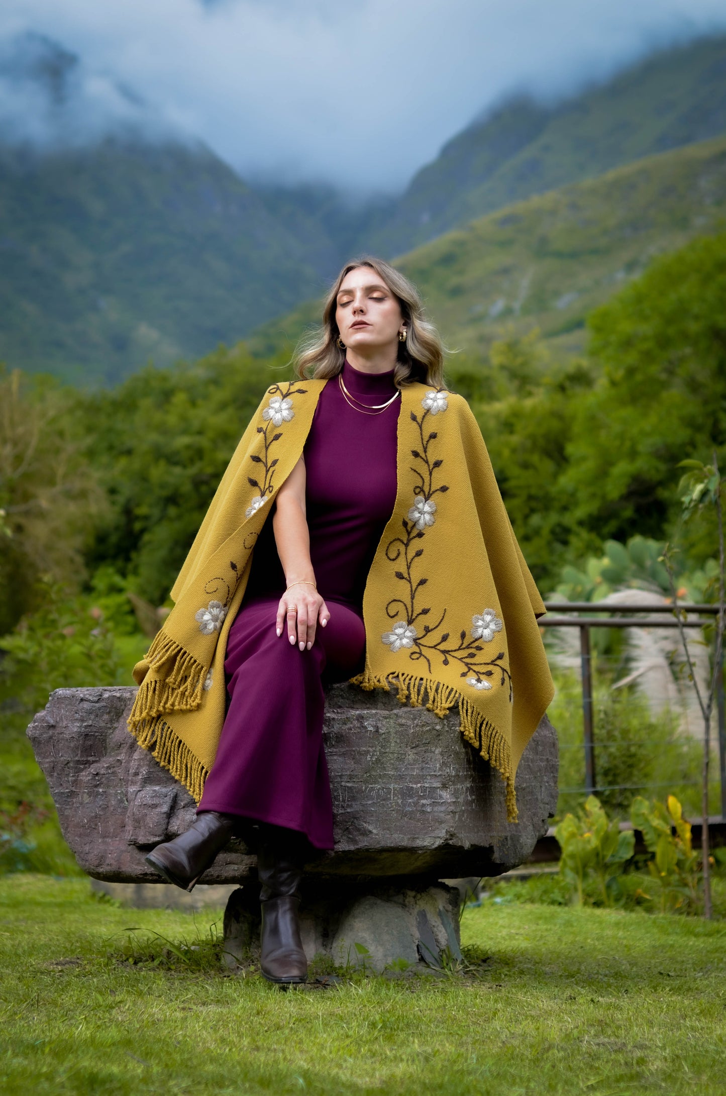Ruana Bordada "Catalina" en Telar Criollo