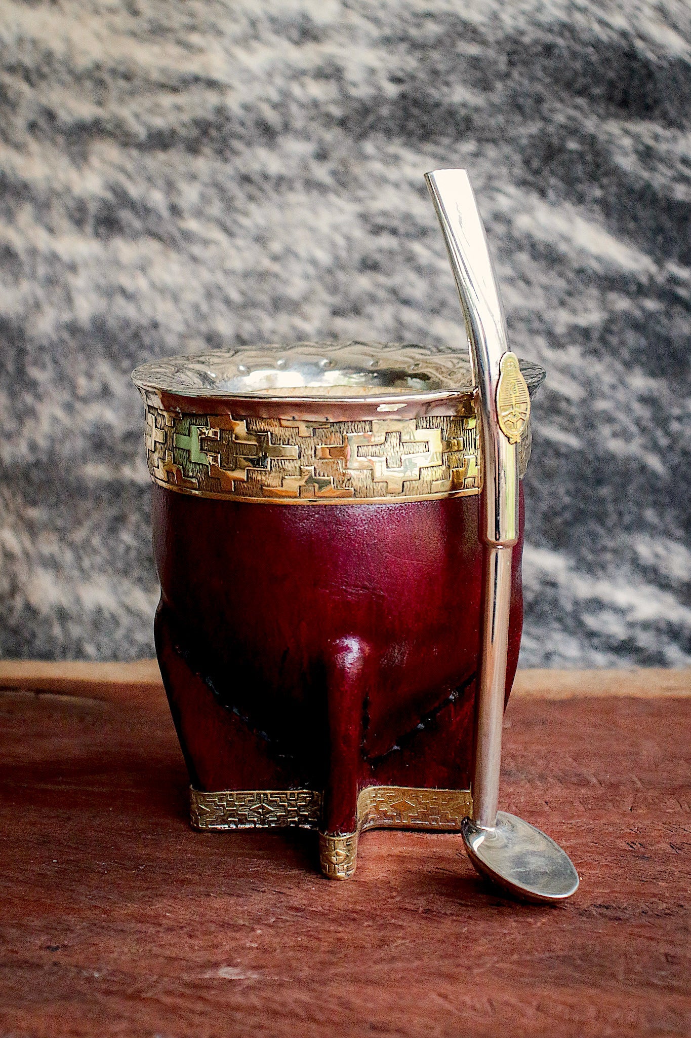 Imperial Cuero cincelado en Bronce con Bombilla
