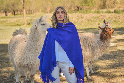Ruana "Mora" Hilos Llama Baby en Telar