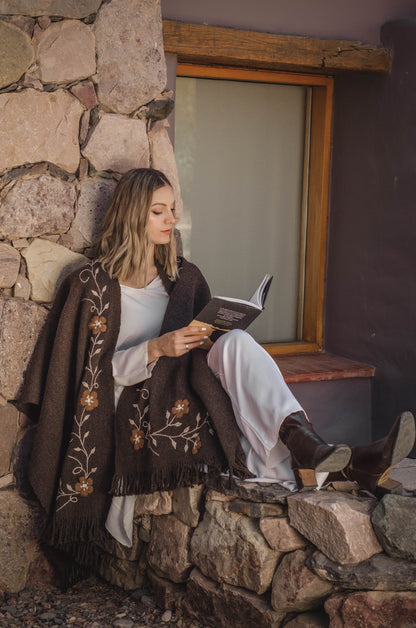 Ruana Bordada "Toscana" en Telar Criollo