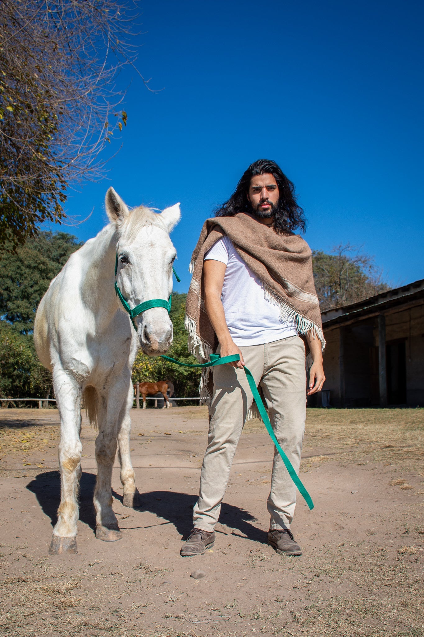 Poncho "Éxodo" de Hilos de Oveja