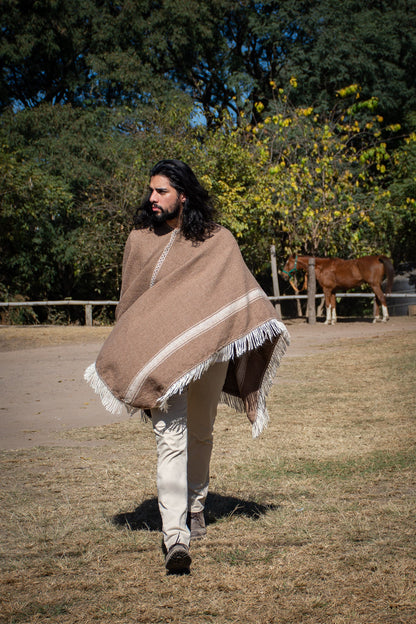 Poncho "Éxodo" de Hilos de Oveja
