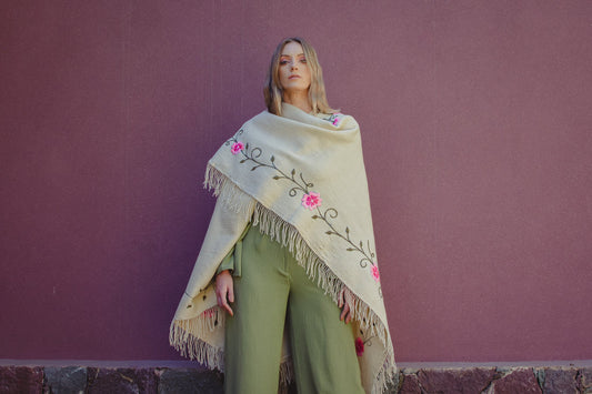 Poncho Bordado "Ana Victoria" en Telar Criollo