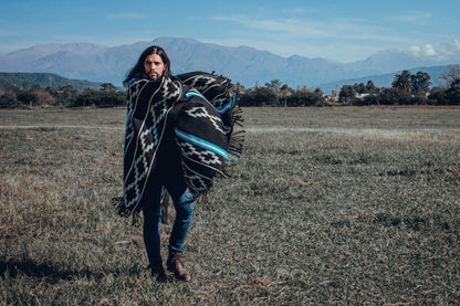 Poncho "Saenz Peña" Obra en Telar Criollo