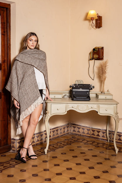 Ruana "Catalina" Llama Baby en Telar