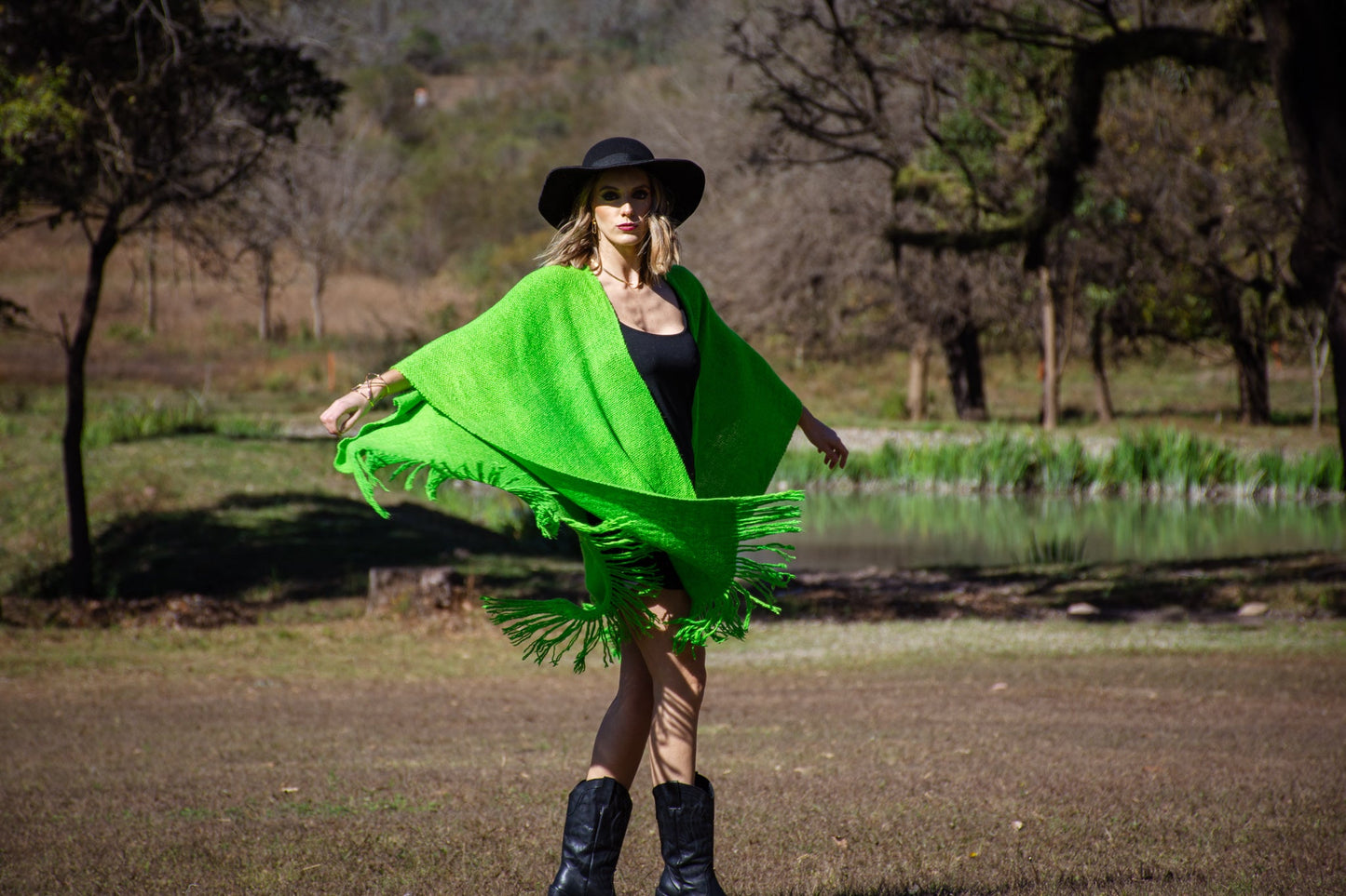 Ruana "Amancay" Hilos Llama Baby en Telar